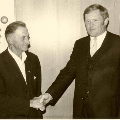 Die Bürgermeister Kammhuber und Huber besiegeln den Zusammenschluss